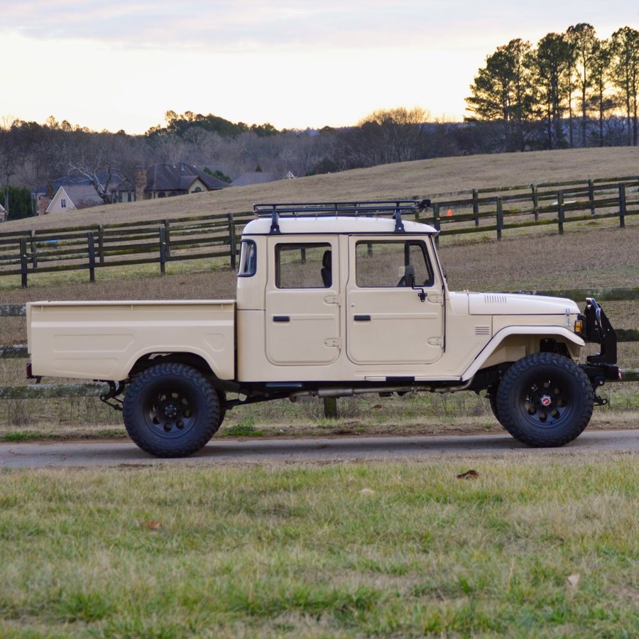 Toyota Bandeirante BJ55 four-door double cab with truck bed — produced 1997 to 2001